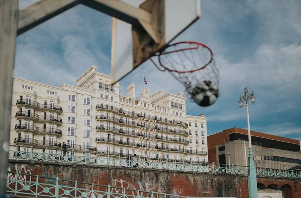 Balón Canasta Entrando Ring Baloncesto Una Cancha Urbana Con Foco —  Fotos de Stock