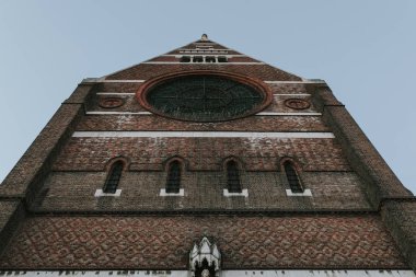 St Bartholomew Kilisesi cephesi, Brighton, İngiltere'de mavi gökyüzü arka plan ile.