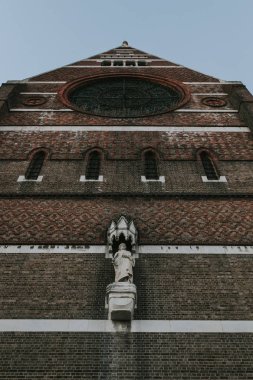 St Bartholomew Kilisesi cephesi, Brighton, İngiltere'de mavi gökyüzü arka plan ile.
