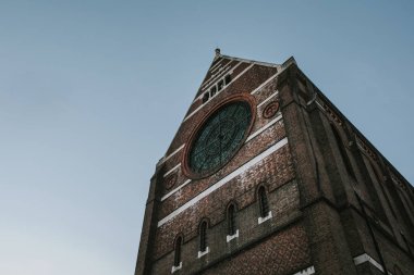 St Bartholomew Kilisesi cephesi, Brighton, İngiltere'de mavi gökyüzü arka plan ile.