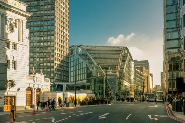 Londra, İngiltere - 25 Ekim 2018: Victoria Street Londra, İngiltere'de güneşli gün boyunca yol ve arka planda, modern mimari geçerken yaya ile.