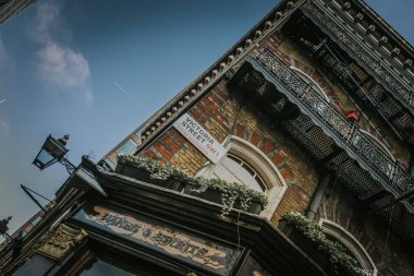 Ayrıntı klasik İngilizce bina cephe Victoria Street, Londra, İngiltere.