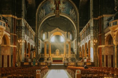 Westminster Katedral manzaralı pencereler arasında giren güneş ışığı içinde.