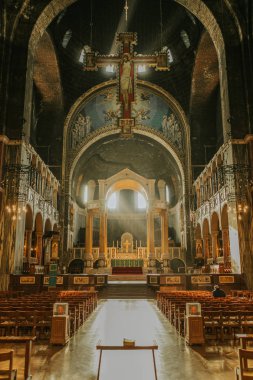 Westminster Katedral manzaralı pencereler arasında giren güneş ışığı içinde.
