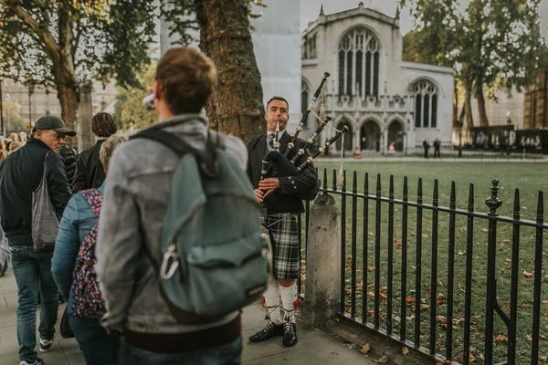 Londres Englândia Outubro 2018 Bagpiper Tocando Cachimbo Entrada Abadia Westminster — Fotografia de Stock