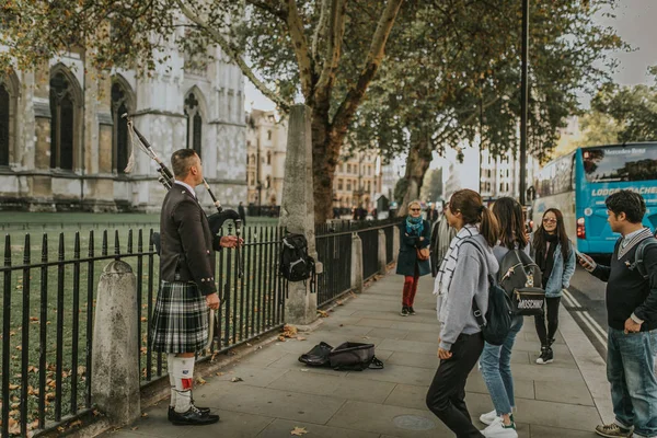 Londres Englândia Outubro 2018 Bagpiper Tocando Cachimbo Entrada Abadia Westminster — Fotografia de Stock