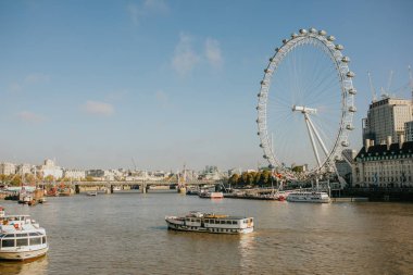 Londra, İngiltere - 25 Ekim, 2018: Thames Nehri görüntülendi Westminster Köprüsü'nden, turistik ferrys gezinme ve London Eye ile arka planda, Londra, Birleşik Krallık