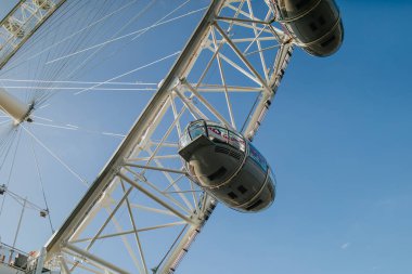 Londra, İngiltere - 25 Ekim, 2018: London Eye kabinler, mavi gökyüzü arka plan ile güneşli bir günde London, Büyük Britanya.