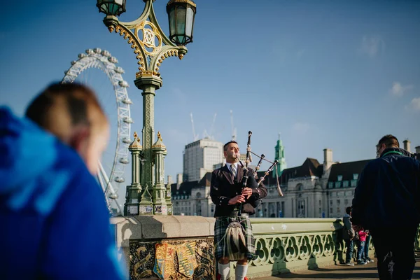 Λονδίνο Αγγλία 25Η Οκτωβρίου 2018 Bagpiper Παίζει Σκωτσέζος Μουσική Ενώ — Φωτογραφία Αρχείου