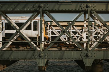 Köprü demir yapısı eğitmek ve üzerinde gidiş Tren.