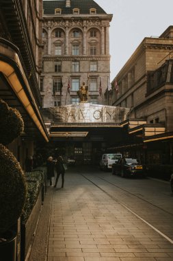 Londra, İngiltere - 25 Ekim, 2018: Savoy Hotel ana giriş ve cephe, arabalar ve insanlar sahnede, Altın ışık almayan, London, Büyük Britanya.