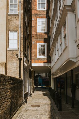 Londra, İngiltere - 25 Ekim, 2018: Orta Tapınağı Lane, dar klasik sokak, Access'ten Strand St, güneşli bir gün boyunca Westminster City, Londra, İngiltere