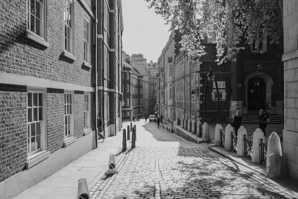 ロンドン イングランド 2018 中央寺車線 ロンドン イギリス ウエストミン スター市の通り 狭いクラシックの黒と白のビュー — ストック写真