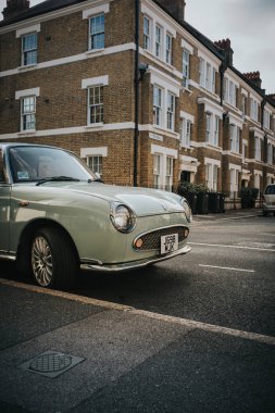 Londra, İngiltere - 25 Ekim, 2018: temiz güzel bir Nissan Figaro bir Londra sokakta güneşli bir günde kentin yerleşim bölgesinde park. İngiltere.