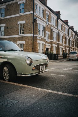 Londra, İngiltere - 25 Ekim, 2018: temiz güzel bir Nissan Figaro bir Londra sokakta güneşli bir günde kentin yerleşim bölgesinde park. İngiltere.