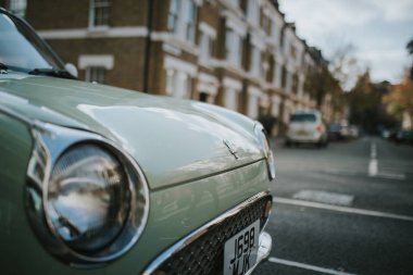Londra, İngiltere - 25 Ekim, 2018: temiz güzel Nissan Figaro açık, görünümünü yakın bir Londra sokakta güneşli bir günde kentin yerleşim bölgesinde park etmiş. İngiltere.