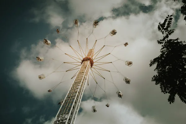 Balançando Justo Durante Passeio Com Céu Azul Nuvens Fundo — Fotografia de Stock