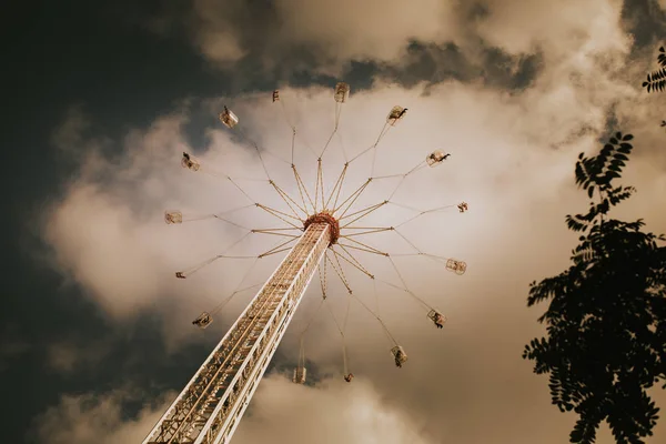 Balançando Justo Durante Passeio Com Céu Azul Nuvens Fundo — Fotografia de Stock