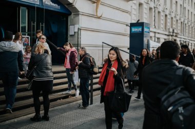 Londra, İngiltere - 25 Ekim, 2018: Asyalı kadın kalabalık içinde Kraliçe nin yürüyüş Londra, İngiltere'de güneşli bir günde yürüyüş.