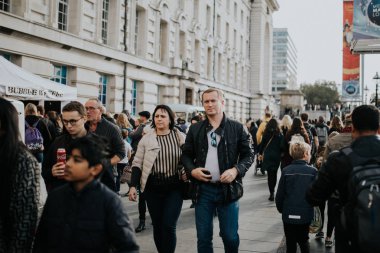 Londra, İngiltere - 25 Ekim, 2018: Londra, İngiltere'de güneşli bir günde kraliçenin yürüyüş kalabalık içinde yürüyüş çift.
