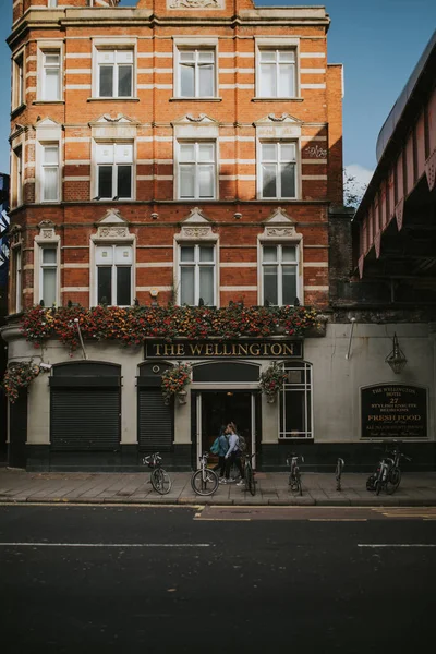 英国伦敦 2018年10月25日 经典公寓在伦敦市中心建造门面 从对面的人行道上看 人们在阳光明媚的日子里在伦敦 — 图库照片