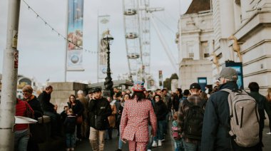 Londra, İngiltere - 25 Ekim, 2018: Londra, İngiltere için kalabalık arasında yürürken İngiltere bayrakları, tam bir takım elbise giyen adam.
