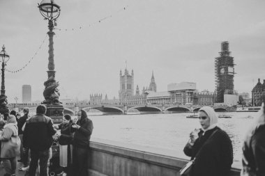 Londra, İngiltere - 25 Ekim, 2018: siyah ve beyaz cityscape Thames Nehri ve City Westminster, güneşin ve bulutların gökyüzünde, Londra, İngiltere ile vintage tarzı ile.
