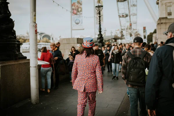 2018 日のロンドン イギリス ロンドン イギリスの群衆の間を歩きながらイギリス フラグのスーツを着た男 — ストック写真
