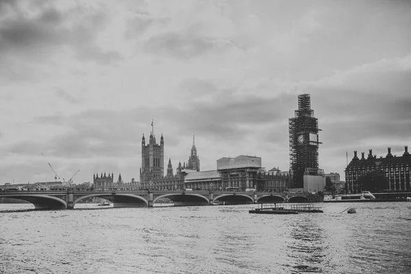 英国伦敦 2018年10月25日 泰晤士河和威斯敏斯特市的黑白城市景观 复古风格 天空中的太阳和云 在英国伦敦 — 图库照片