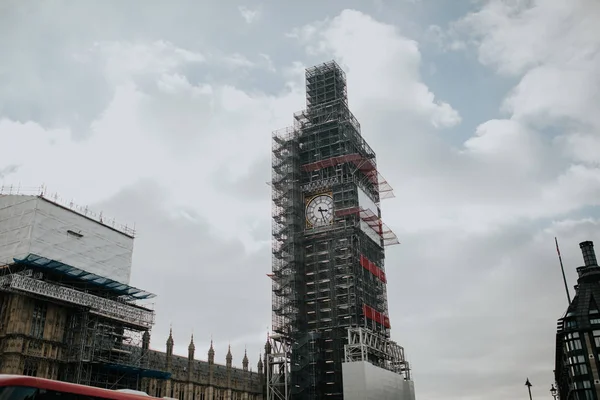 2018 日のロンドン イギリス 復元中に足場でビッグ ベンの時計は ロンドン イングランド 背景に雲 — ストック写真