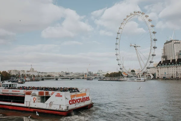 2018 日のロンドン イギリス ロンドン イングランドで バック グラウンドでロンドン アイで 観光客の多くでテムズ川で移動 Citycruises — ストック写真