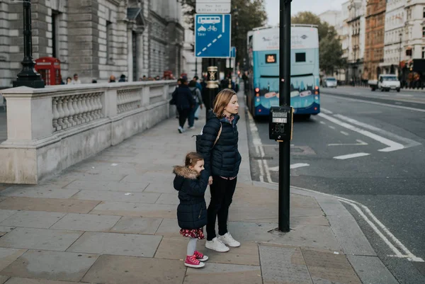Londen Engeland Oktober 2018 Moeder Die Haar Dochter Hand Wachten — Stockfoto