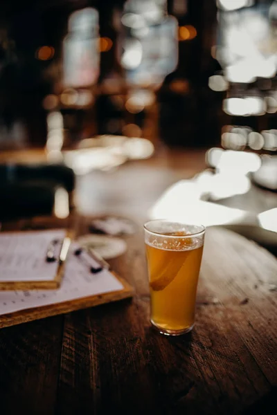 Ein Halbes Pint Bier Auf Einem Holztisch Einem Englischen Pub — Stockfoto