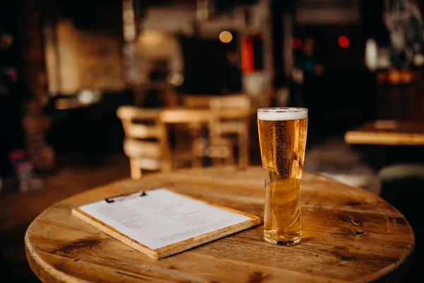 Une Pinte Bière Sur Une Table Bois Irish Pub — Photo
