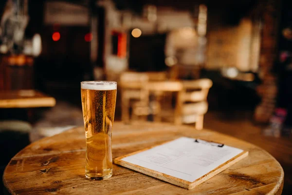 Ein Pint Bier Auf Einem Holztisch Irischen Pub — Stockfoto