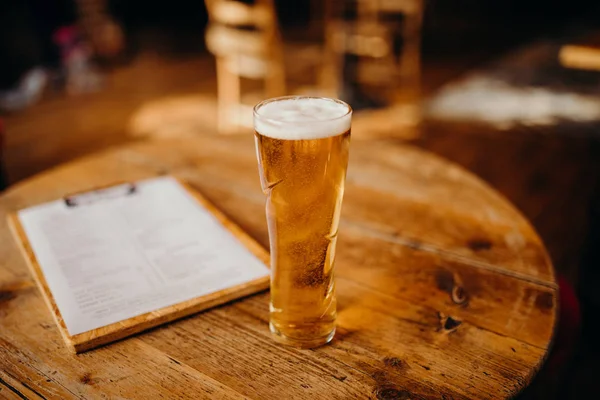 Uma Caneca Cerveja Numa Mesa Madeira Irish Pub Com Luz — Fotografia de Stock