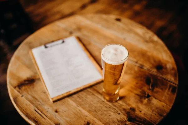 Gros Plan Bière Sur Une Table Bois — Photo