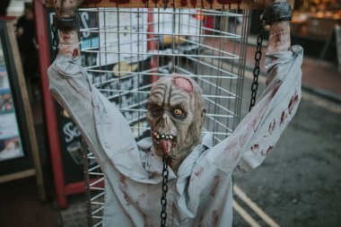 Brighton, İngiltere - 26 Ekim 2018: tuzak ve Cadılar Bayramı dekor olarak sokakta bir çit içine çivili zombi.