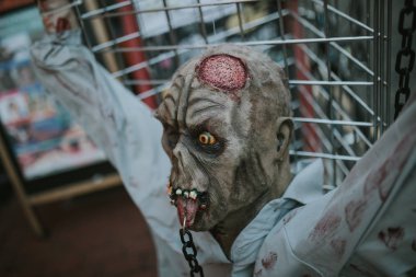 Brighton, İngiltere - 26 Ekim 2018: tuzak ve Cadılar Bayramı dekor olarak sokakta bir çit içine çivili zombi kafa kapat.