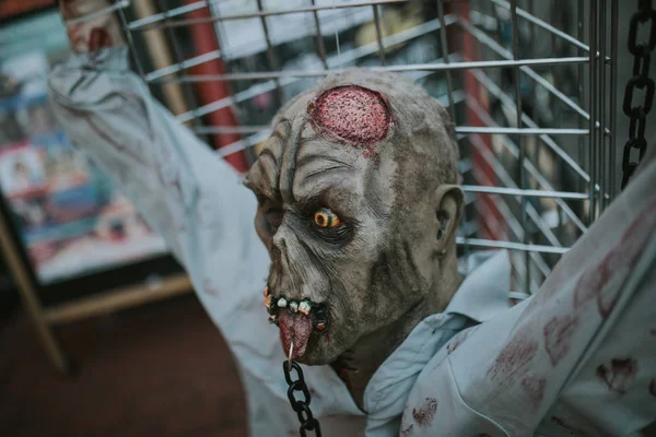 Brighton, İngiltere - 26 Ekim 2018: tuzak ve Cadılar Bayramı dekor olarak sokakta bir çit içine çivili zombi kafa kapat.