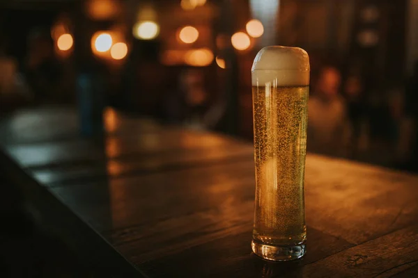 Blondes Bierchen Auf Einem Holztisch Abends Pub Lichter Hintergrund Und — Stockfoto
