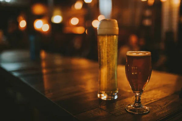 Deux Bières Différentes Sur Une Table Bois Avec Des Lumières — Photo