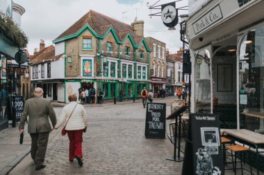 Canterbury, İngiltere - 28 Ekim 2018: yaya yürüyorduk cobblestoned street, mağazaları ve Canterbury köyü geleneksel mimari ile Kent, İngiltere.