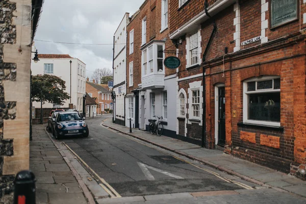 Canterbury England Outubro 2018 Rua Estreita Com Carros Estacionados Arquitetura — Fotografia de Stock