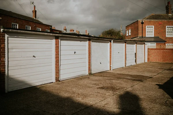 Portas Garagem Com Cor Branca Bairro Residencial Inglaterra — Fotografia de Stock