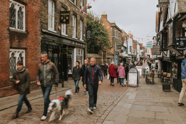 Canterbury, İngiltere - 28 Ekim 2018: bir kalabalık alışveriş yolda köyde Canterbury Kent, İngiltere.