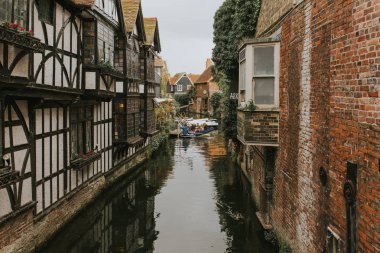 Canterbury, İngiltere - 28 Ekim 2018: Stour nehir nehir gezinme turistik bir tekne ile bir Canterbury su kanalı tarafından. Kent, İngiltere.