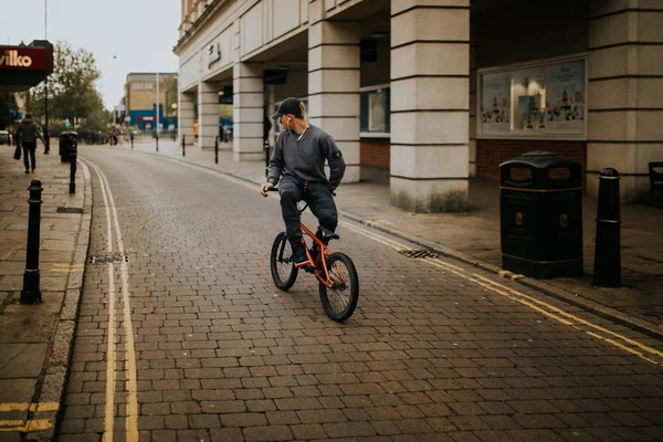 Canterbury Inglaterra Octubre 2018 Joven Montando Una Bicicleta Bmx Hacia — Foto de Stock