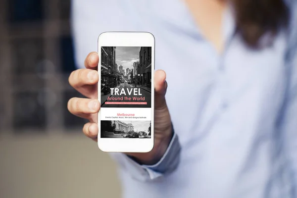 旅行社网站在手机屏幕上 而女性拿着这个设备 — 图库照片