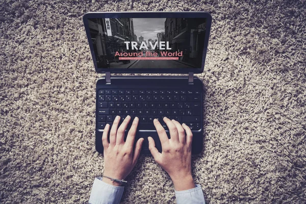 Site Agência Viagens Uma Tela Laptop Enquanto Mulher Usa — Fotografia de Stock